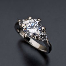 画像5: ２カラットダイヤモンドと両側にもダイヤモンドを留めたスリーストーンの婚約指輪 (5)