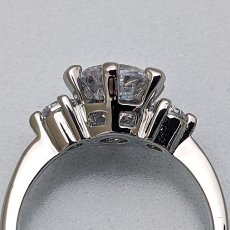 画像6: ２カラットダイヤモンドと両側にもダイヤモンドを留めたスリーストーンの婚約指輪 (6)