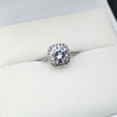 画像4: ２カラットの輝くダイヤモンドを囲むダイヤモンドで太陽が輝くような婚約指輪 (4)