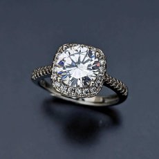 画像5: ２カラットの輝くダイヤモンドを囲むダイヤモンドで太陽が輝くような婚約指輪 (5)