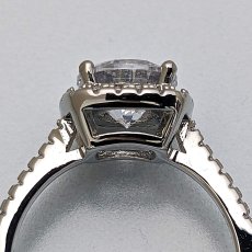 画像7: ２カラットの輝くダイヤモンドを囲むダイヤモンドで太陽が輝くような婚約指輪 (7)