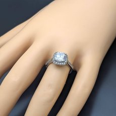 画像8: ２カラットの輝くダイヤモンドを囲むダイヤモンドで太陽が輝くような婚約指輪 (8)
