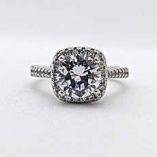 画像1: ２カラットの輝くダイヤモンドを囲むダイヤモンドで太陽が輝くような婚約指輪 (1)