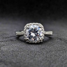 画像3: ２カラットの輝くダイヤモンドを囲むダイヤモンドで太陽が輝くような婚約指輪 (3)