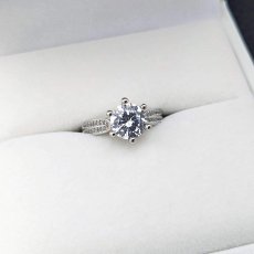 画像6: 絞り込まれたリングバンドで２カラットダイヤモンドの大きさを強調する婚約指輪 (6)
