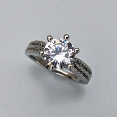 画像4: 絞り込まれたリングバンドで２カラットダイヤモンドの大きさを強調する婚約指輪 (4)