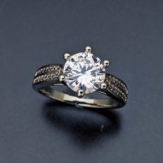画像5: 絞り込まれたリングバンドで２カラットダイヤモンドの大きさを強調する婚約指輪 (5)