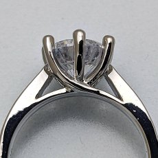 画像7: 絞り込まれたリングバンドで２カラットダイヤモンドの大きさを強調する婚約指輪 (7)