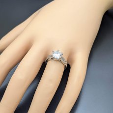 画像8: 絞り込まれたリングバンドで２カラットダイヤモンドの大きさを強調する婚約指輪 (8)