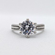 画像1: 絞り込まれたリングバンドで２カラットダイヤモンドの大きさを強調する婚約指輪 (1)