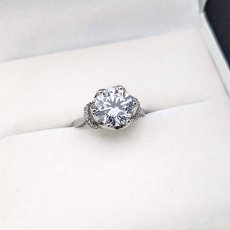 画像5: 優雅で繊細なフラワーモチーフが大粒のダイヤモンドを優しく支える、特別な婚約指輪 (5)