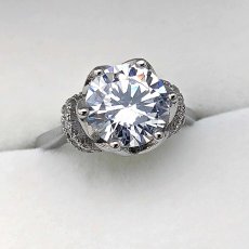 画像2: 優雅で繊細なフラワーモチーフが大粒のダイヤモンドを優しく支える、特別な婚約指輪 (2)