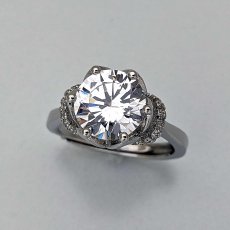 画像4: 優雅で繊細なフラワーモチーフが大粒のダイヤモンドを優しく支える、特別な婚約指輪 (4)
