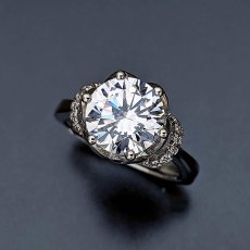 画像6: 優雅で繊細なフラワーモチーフが大粒のダイヤモンドを優しく支える、特別な婚約指輪 (6)
