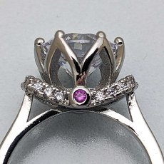 画像7: 優雅で繊細なフラワーモチーフが大粒のダイヤモンドを優しく支える、特別な婚約指輪 (7)