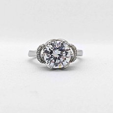 画像1: 優雅で繊細なフラワーモチーフが大粒のダイヤモンドを優しく支える、特別な婚約指輪 (1)