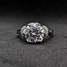 画像3: 優雅で繊細なフラワーモチーフが大粒のダイヤモンドを優しく支える、特別な婚約指輪 (3)