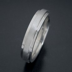 画像2: 「硬質」と「シャープ」をイメージした地金タイプの結婚指輪 (2)