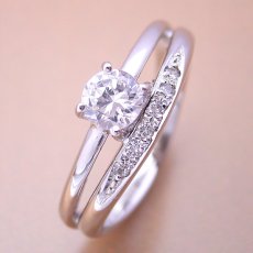 画像1: 初めから重ね着けしているようにデザインされた婚約指輪 (1)