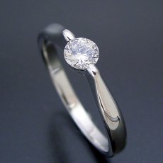 画像5: エタニティリングなどと重ね着けするには最適な、２点留め伏せこみタイプの婚約指輪 (5)