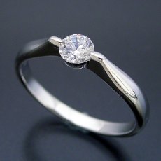 画像4: エタニティリングなどと重ね着けするには最適な、２点留め伏せこみタイプの婚約指輪 (4)