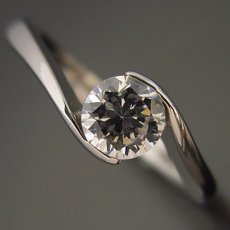 画像3: 優しくダイヤモンドを包み込むデザインの婚約指輪 (3)