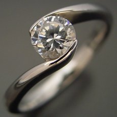 画像1: 優しくダイヤモンドを包み込むデザインの婚約指輪 (1)