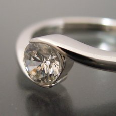 画像4: 優しくダイヤモンドを包み込むデザインの婚約指輪 (4)