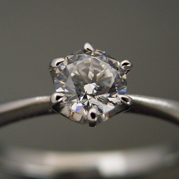 ６本爪ティファニーセッティングタイプの婚約指輪