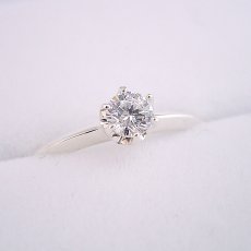 画像1: どの指輪のデザインとも違う、６本爪ティファニーセッティングタイプの婚約指輪 (1)