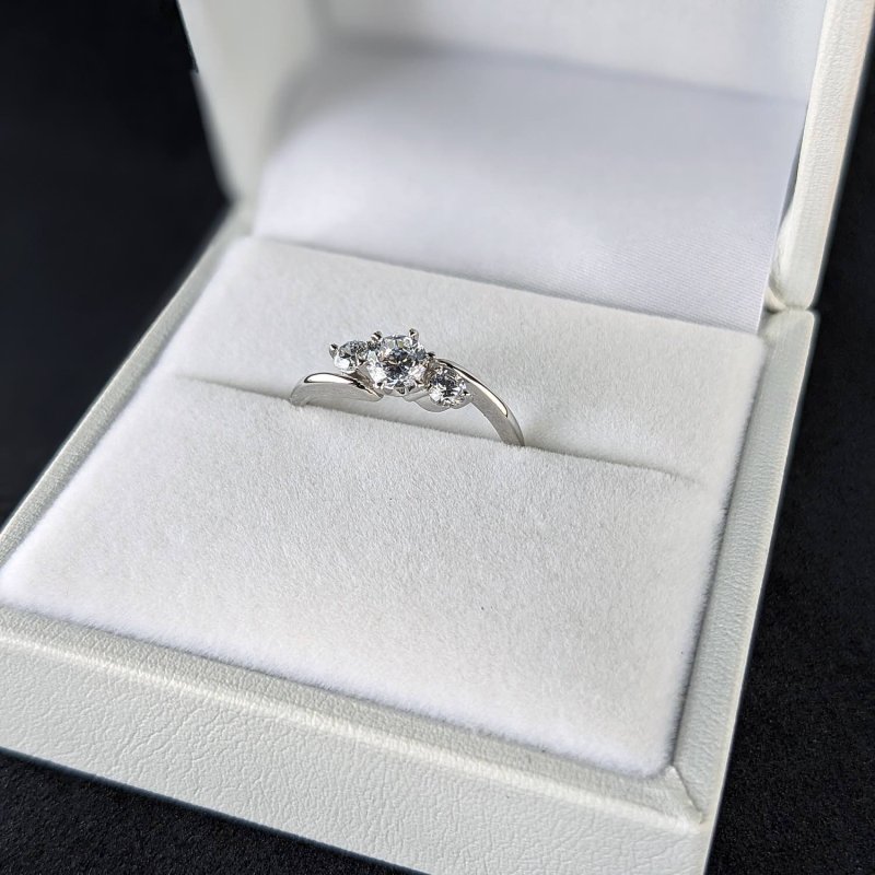 画像4: 0.5カラット版：ティファニーセッティングの６本爪をベースに左右に大きなメレダイヤを留めた、６本爪サイドメレデザインの婚約指輪 (4)