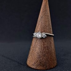 画像2: ティファニーセッティングの６本爪をベースに左右に大きなメレダイヤを留めた、６本爪サイドメレデザインの婚約指輪 (2)