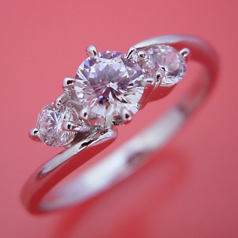 画像7: 0.5カラット版：ティファニーセッティングの６本爪をベースに左右に大きなメレダイヤを留めた、６本爪サイドメレデザインの婚約指輪 (7)