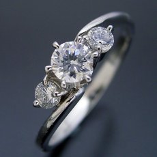 画像4: ティファニーセッティングの６本爪をベースに左右に大きなメレダイヤを留めた、６本爪サイドメレデザインの婚約指輪 (4)