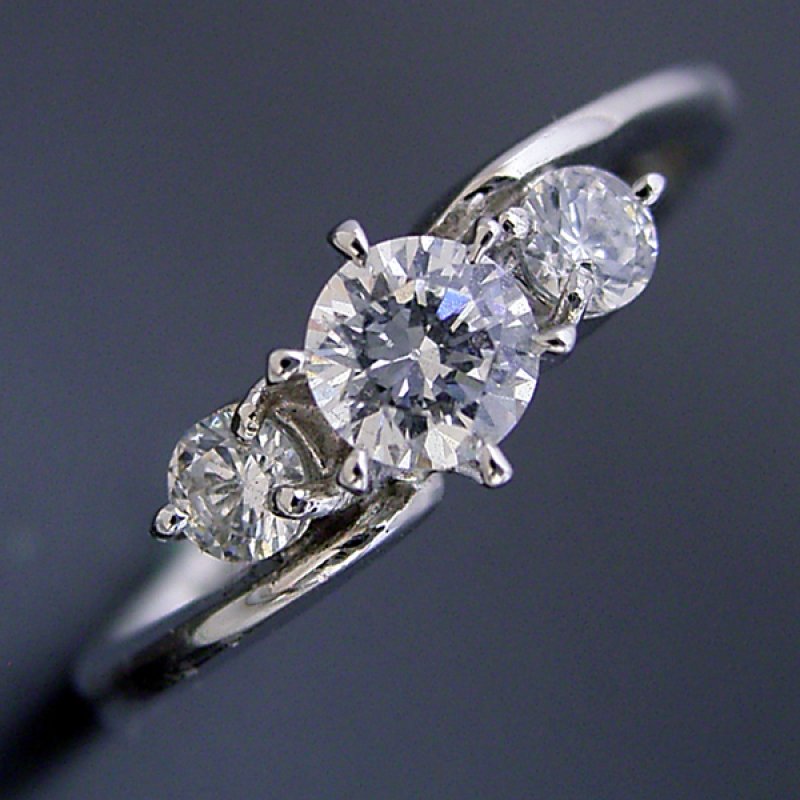 画像8: 0.5カラット版：ティファニーセッティングの６本爪をベースに左右に大きなメレダイヤを留めた、６本爪サイドメレデザインの婚約指輪 (8)