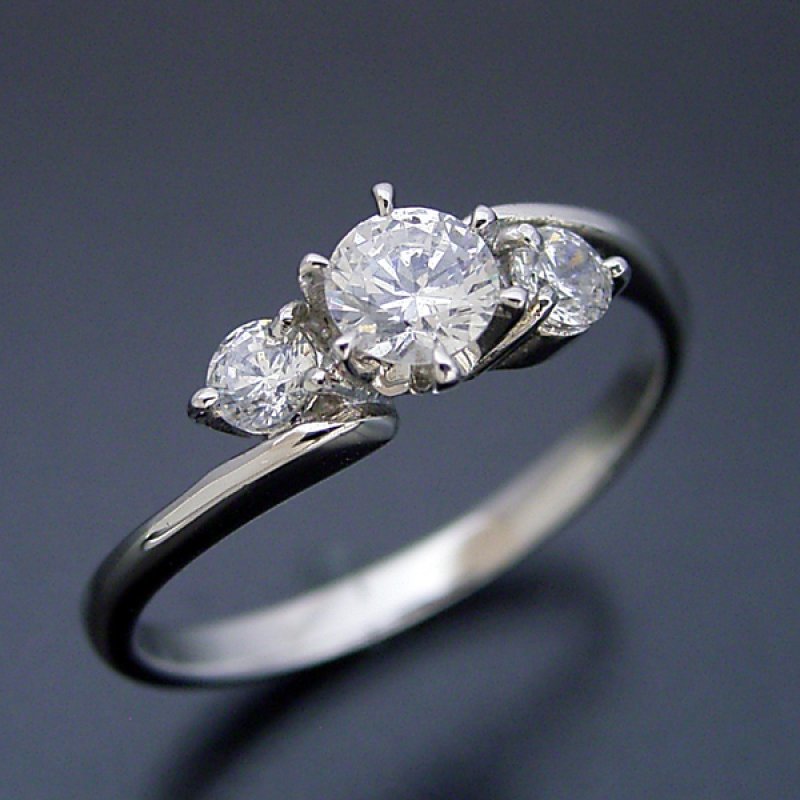 画像6: 0.5カラット版：ティファニーセッティングの６本爪をベースに左右に大きなメレダイヤを留めた、６本爪サイドメレデザインの婚約指輪 (6)