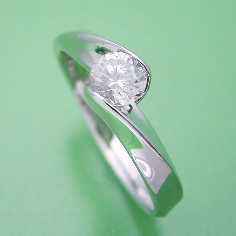 画像2: 0.5カラット版：面がシャキッとして硬質な婚約指輪 (2)