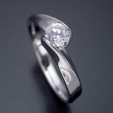 画像1: 面がシャキッとして硬質な婚約指輪 (1)