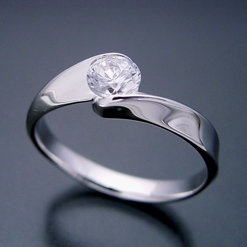 画像5: 0.5カラット版：面がシャキッとして硬質な婚約指輪 (5)