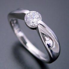 画像2: デザイン性が豊かなスタンダードな婚約指輪 (2)