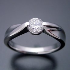 画像5: デザイン性が豊かなスタンダードな婚約指輪 (5)