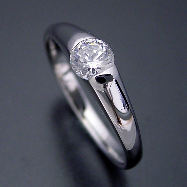 甲丸リングにダイヤモンドを埋め込んだ婚約指輪 - 婚約指輪(エンゲージ