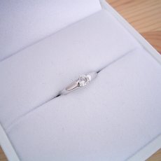 画像2: 甲丸リングにダイヤモンドを埋め込んだ婚約指輪 (2)
