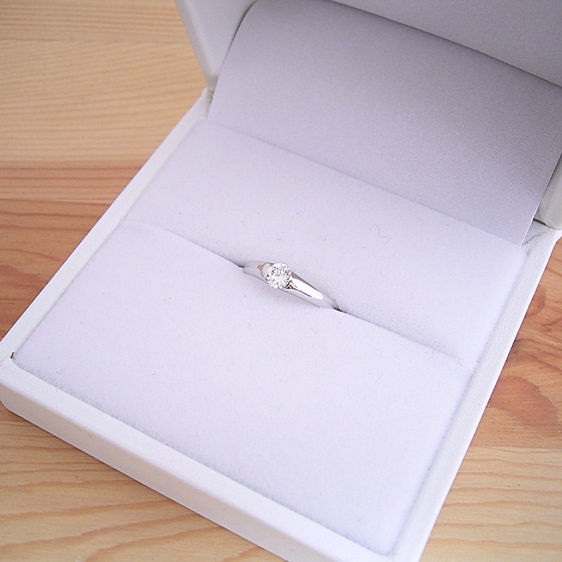 画像9: 0.5カラット版：甲丸リングにダイヤモンドを埋め込んだ婚約指輪 (9)