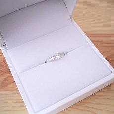 画像10: 甲丸リングにダイヤモンドを埋め込んだ婚約指輪 (10)