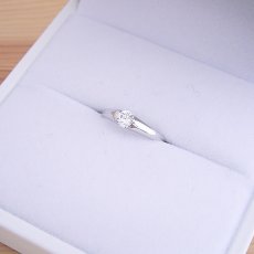 画像8: 甲丸リングにダイヤモンドを埋め込んだ婚約指輪 (8)
