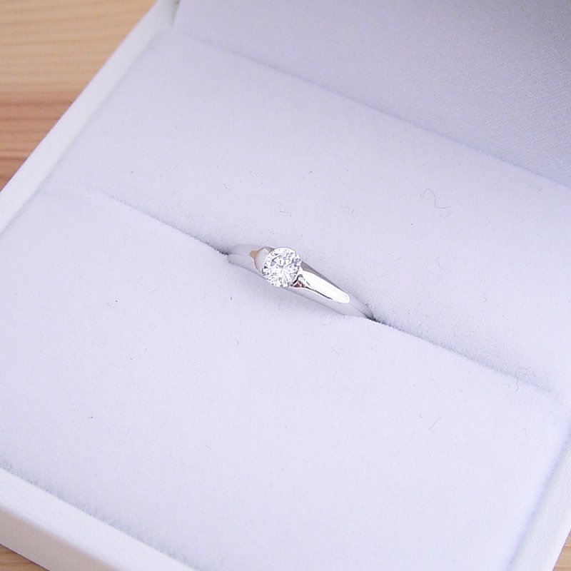 画像8: 0.5カラット版：甲丸リングにダイヤモンドを埋め込んだ婚約指輪 (8)