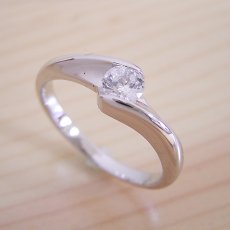 画像3: 流れるようなラインの伏せこみタイプの婚約指輪 (3)