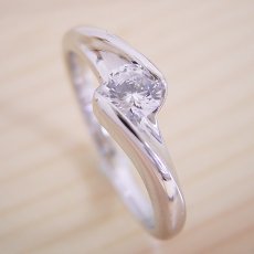 画像1: 流れるようなラインの伏せこみタイプの婚約指輪 (1)