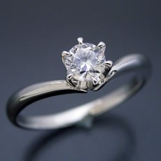 画像1: 6本爪Vラインデザインの婚約指輪 (1)